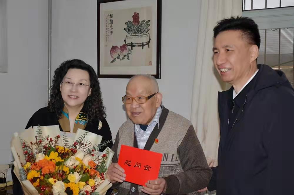 濟(jì)南產(chǎn)發(fā)集團(tuán)黨委副書記、總經(jīng)理黃蓓走訪慰問離休老干部、老黨員